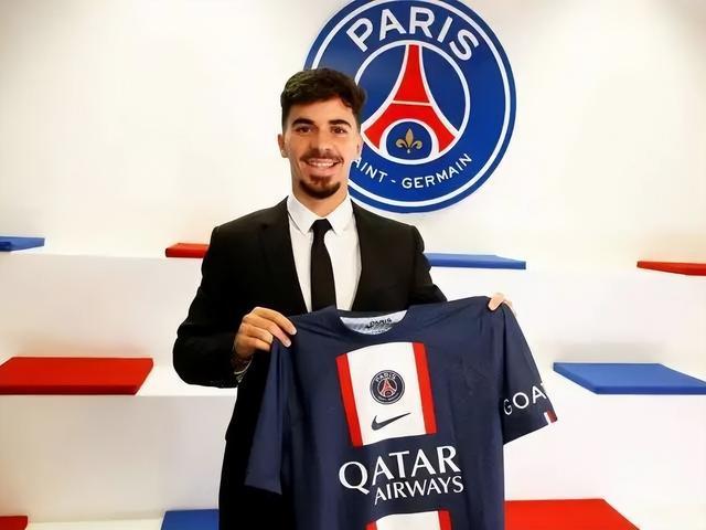 高举起奖杯 高举起奖杯